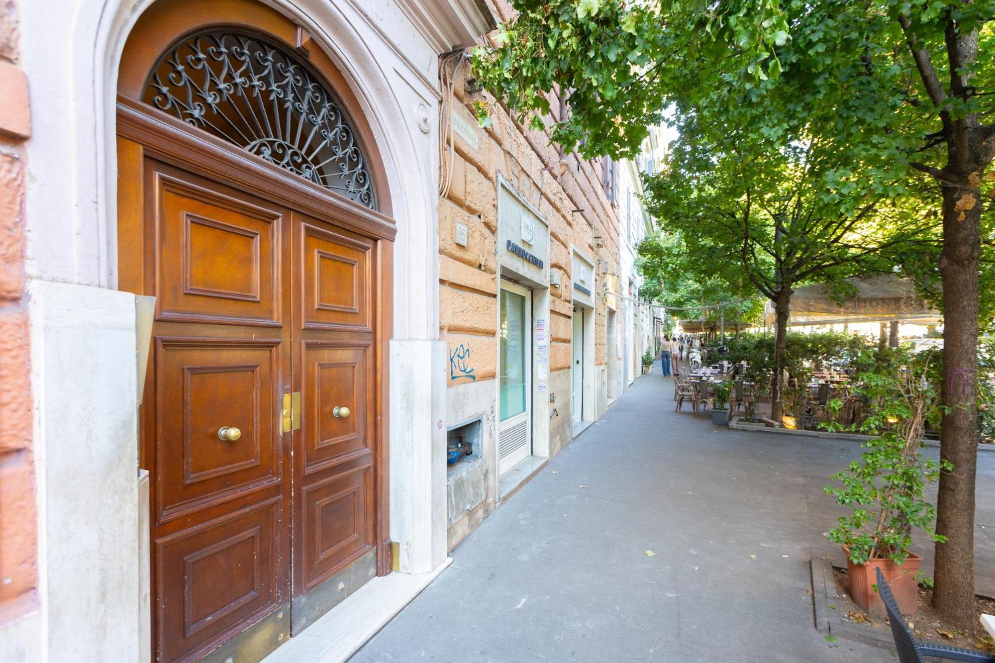 Khris - Trastevere - San Cosimato Roma
